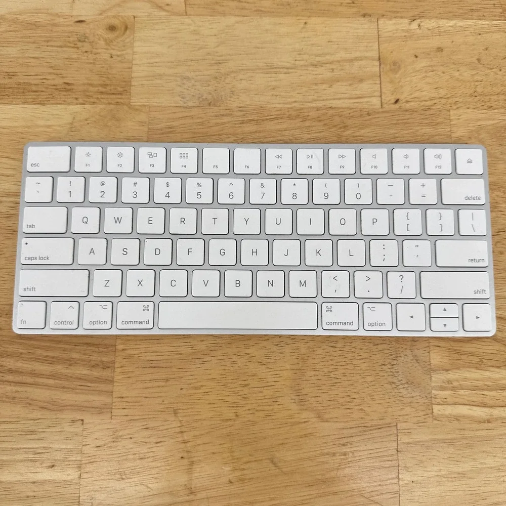 Apple Magic Keyboard A1644 Wireless Bluetooth Rechargeable Silver White EMC 2815